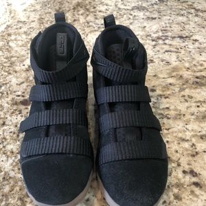 Lebron James soldier X1 Basketball shoes.